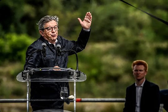 ...Au second plan, Adrien Quattenens, fidèle lieutenant, condamné pour violences conjugales.