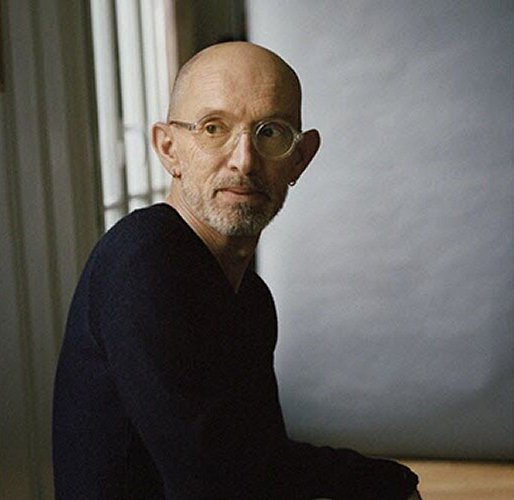 Amaigri, asc&eacute;tique. Il se surm&egrave;ne...