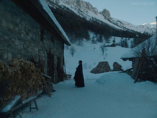 Le spectateur aussi, englouti dans l'histoire.